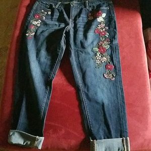 NWOT Embroidered Boyfriend Jeans size 10