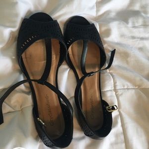black strappy flats