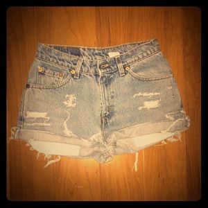 Levi cut off jean shorts classic wash