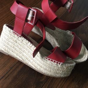 SALE ⬇️💓🌟Vince platform sandals in red