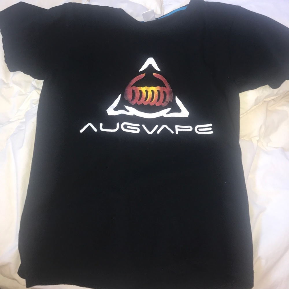 Black "augvape" shirt