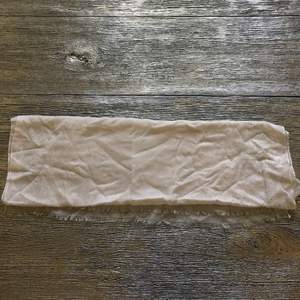 Cute Off-White Scarf - Picture 2 of 2