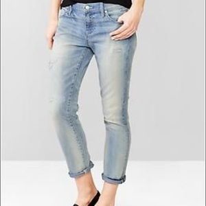 EUC GAP Destructed Girlfriend Jeans 👖size 28.
