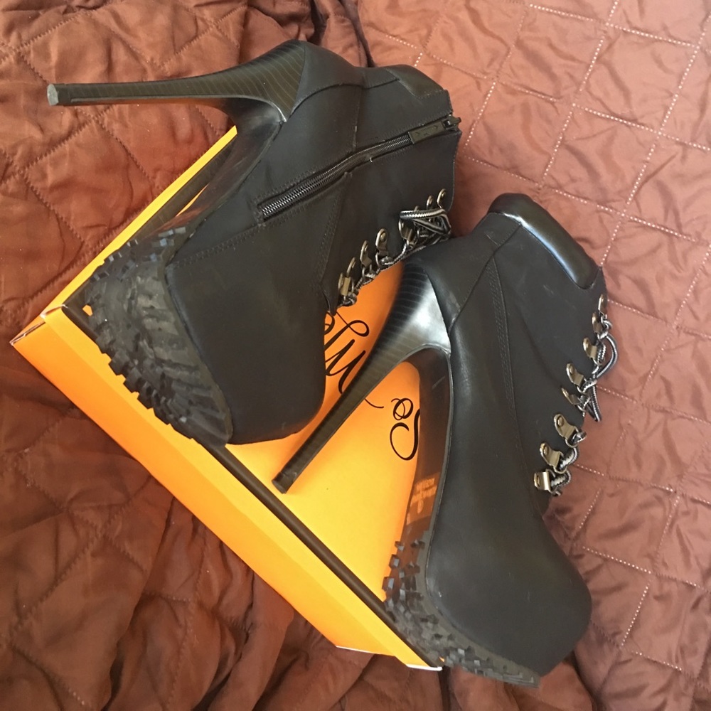Boots - Picture 3 of 3