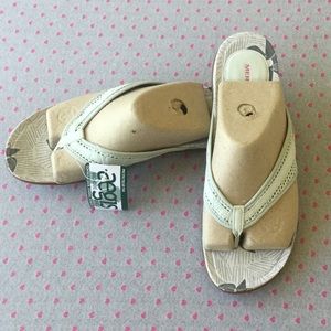 NWT Women's Merrell Sandals Size 10