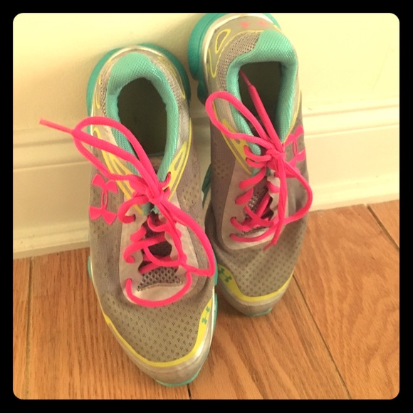 Under armour shoes - Picture 1 of 2