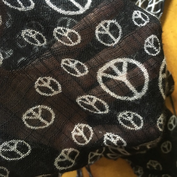 Black scarf - Picture 3 of 4