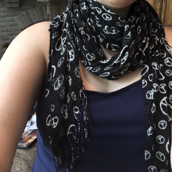Black scarf - Picture 4 of 4