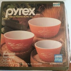 NIB Vintage Pyrex 3 Piece Mixing Bowl Set