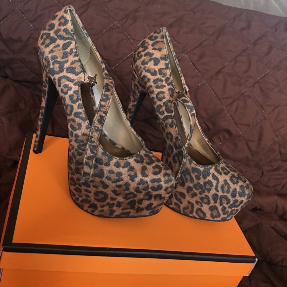 Gggrrrr! Beautiful animal print heel .