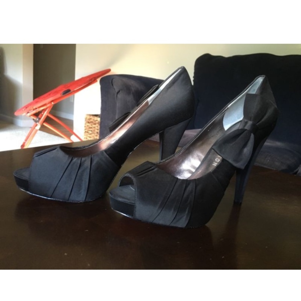 Paris Hilton size nine black peep toe heel w/bow