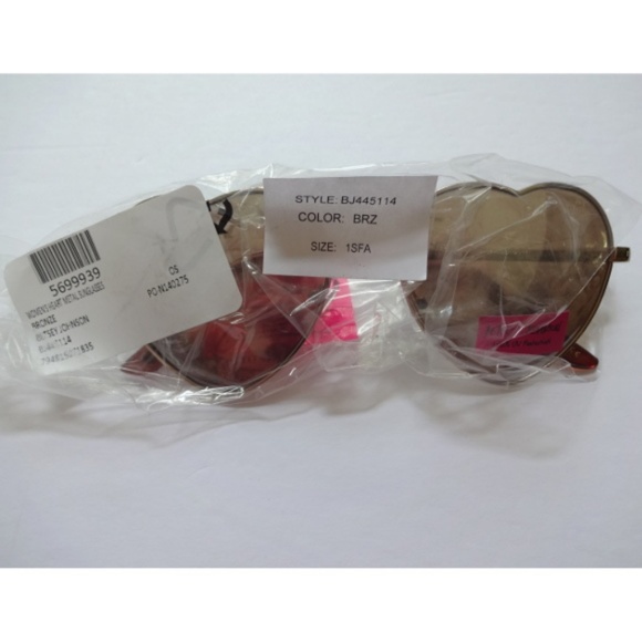 Betsey Johnson Womens Heart Metal Sunglasses NEW - Picture 7 of 7