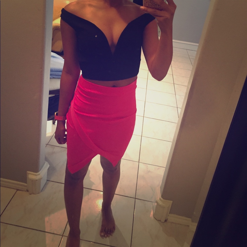 Low V Crop Top