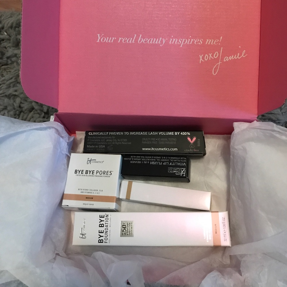 It cosmetics. Full-size supply 5-piece medium