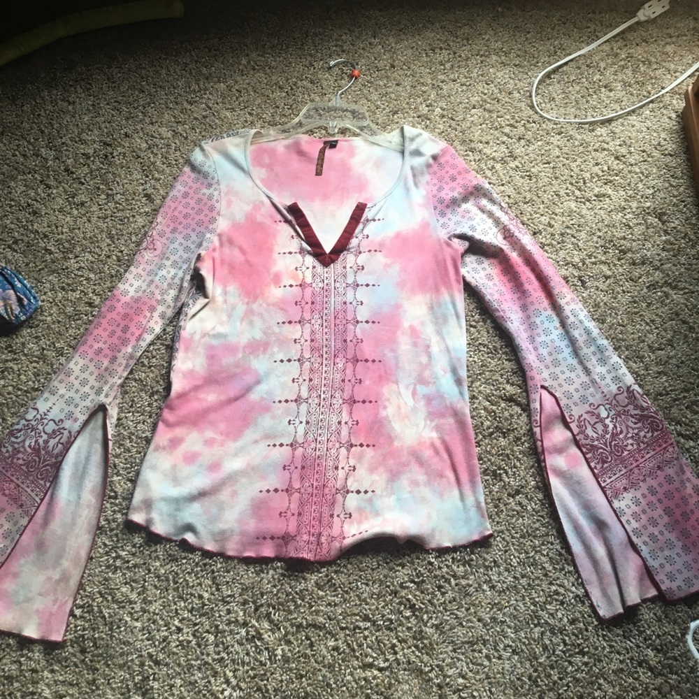 Bell bottom sleeved shirt