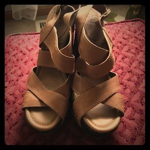 Lucky brand tan heel/sandal to stand tall