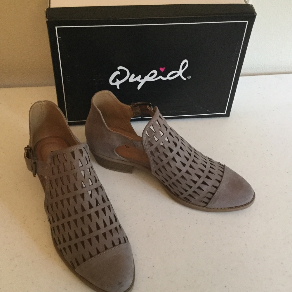 ❤️❤️ BRAND NEW QUPID TAUPE SUEDE LOW HEEL BOOTIES!