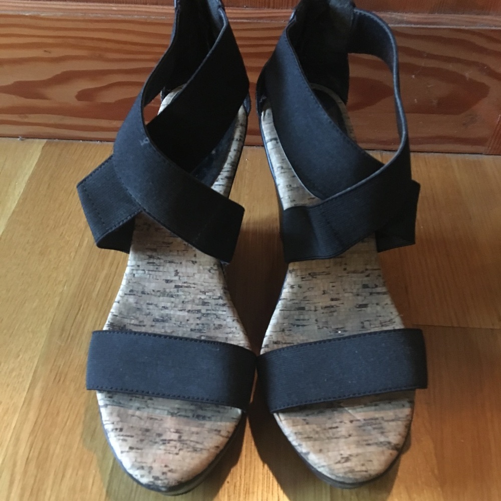 Black wedges