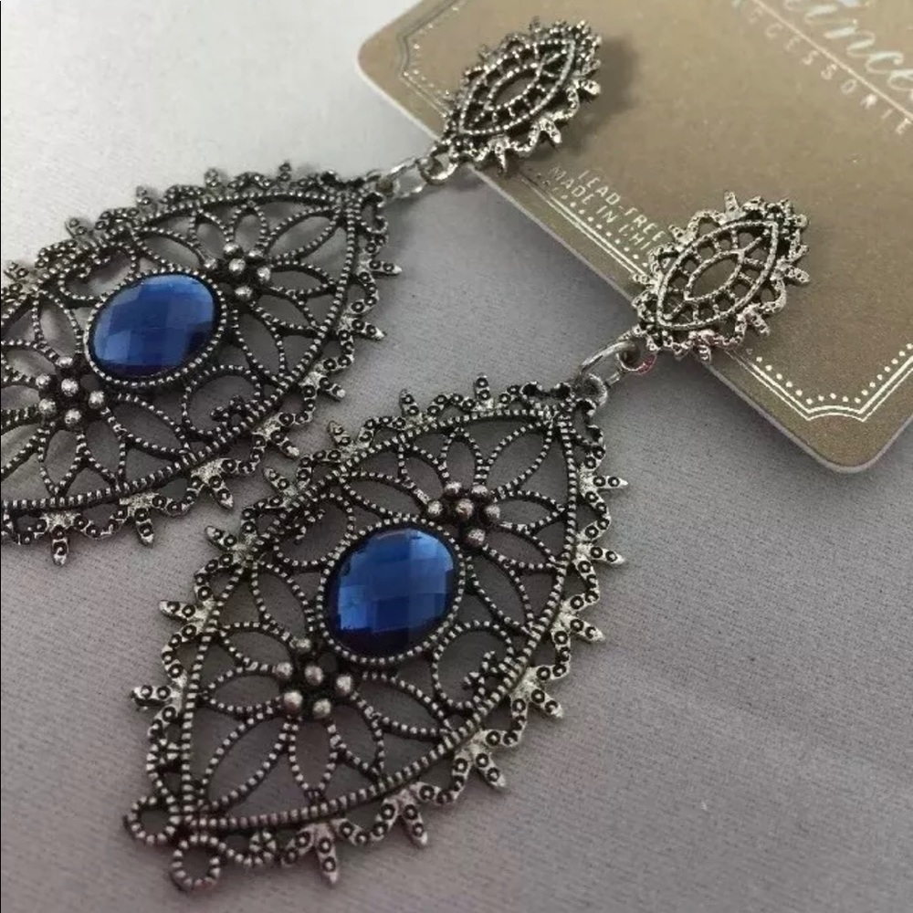 NWT pretty Blue earrings