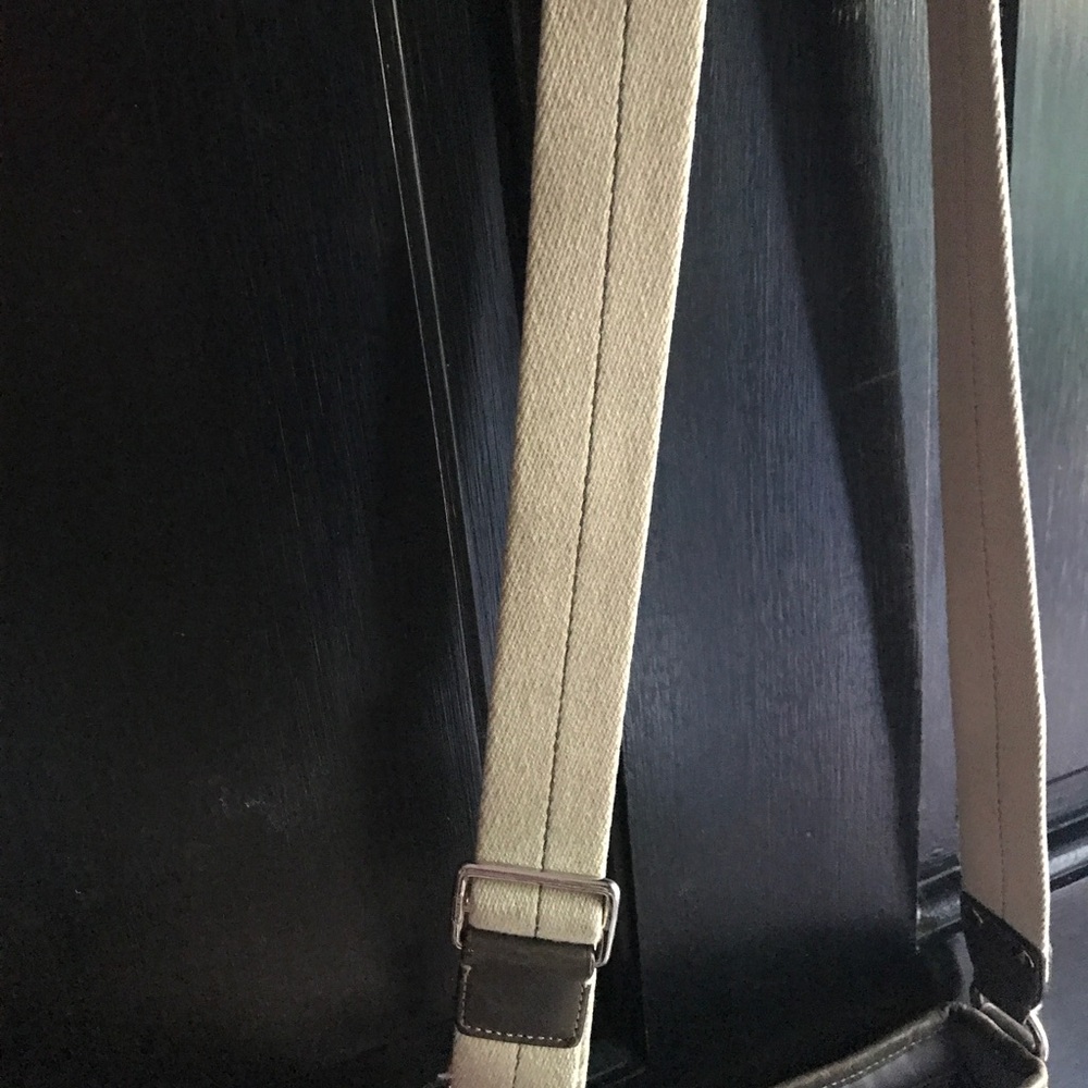 ✨Gently Used Coach Cross-Body ✨ - Picture 4 of 6