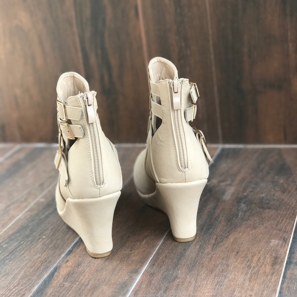 Chic Buckle Wedge Ankle Booties - Picture 4 of 6