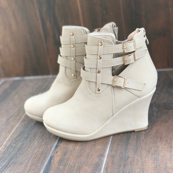 Chic Buckle Wedge Ankle Booties - Picture 5 of 6