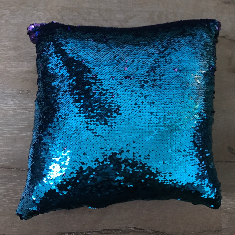 Reversible sequin throw pillow