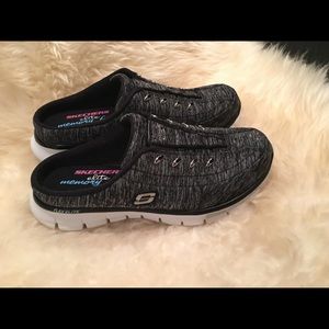 Sketchers -- NWOT!!!