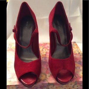 Red suede Nine West pumps 👠