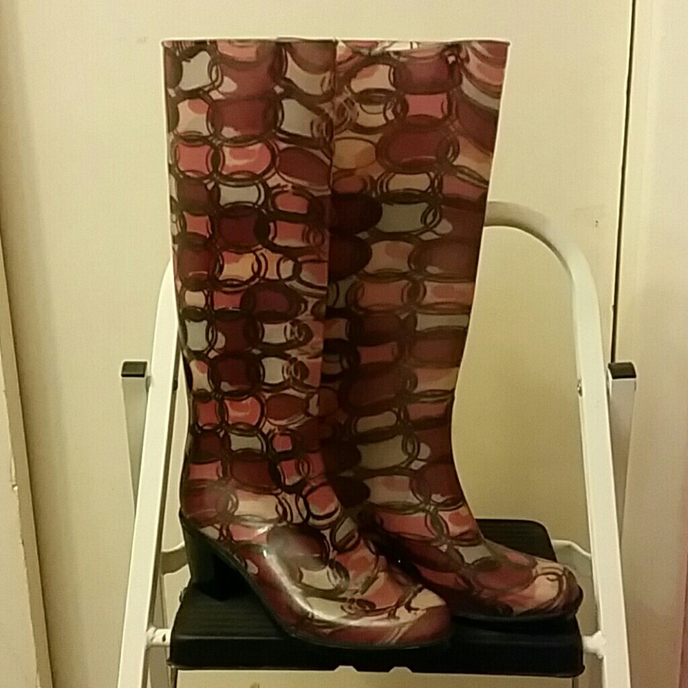 Women's size 8 multishade vinyl  rain boots.