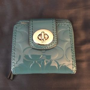 🌀Coach Turnlock Embossed Med Slim Wallet 🌀