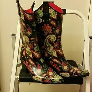 Women's size 6 rain boots.