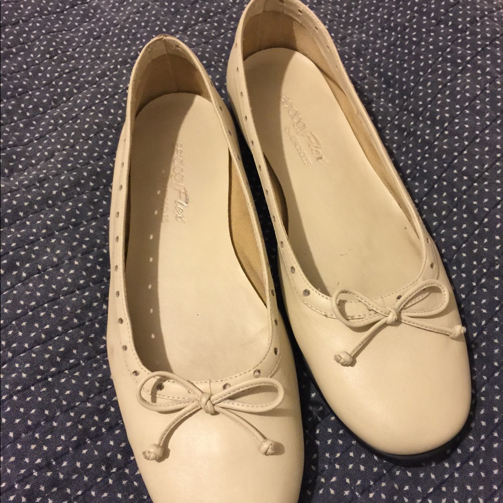 Cream flats with a pretty bow on front