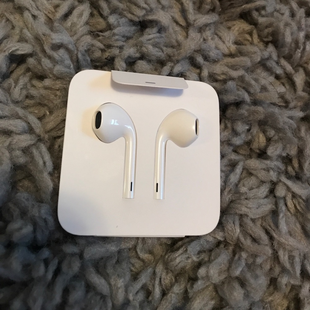 BRAND NEW APPLE EARPODS