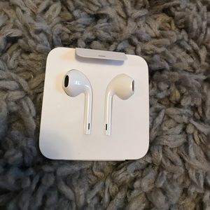 BRAND NEW APPLE EARPODS