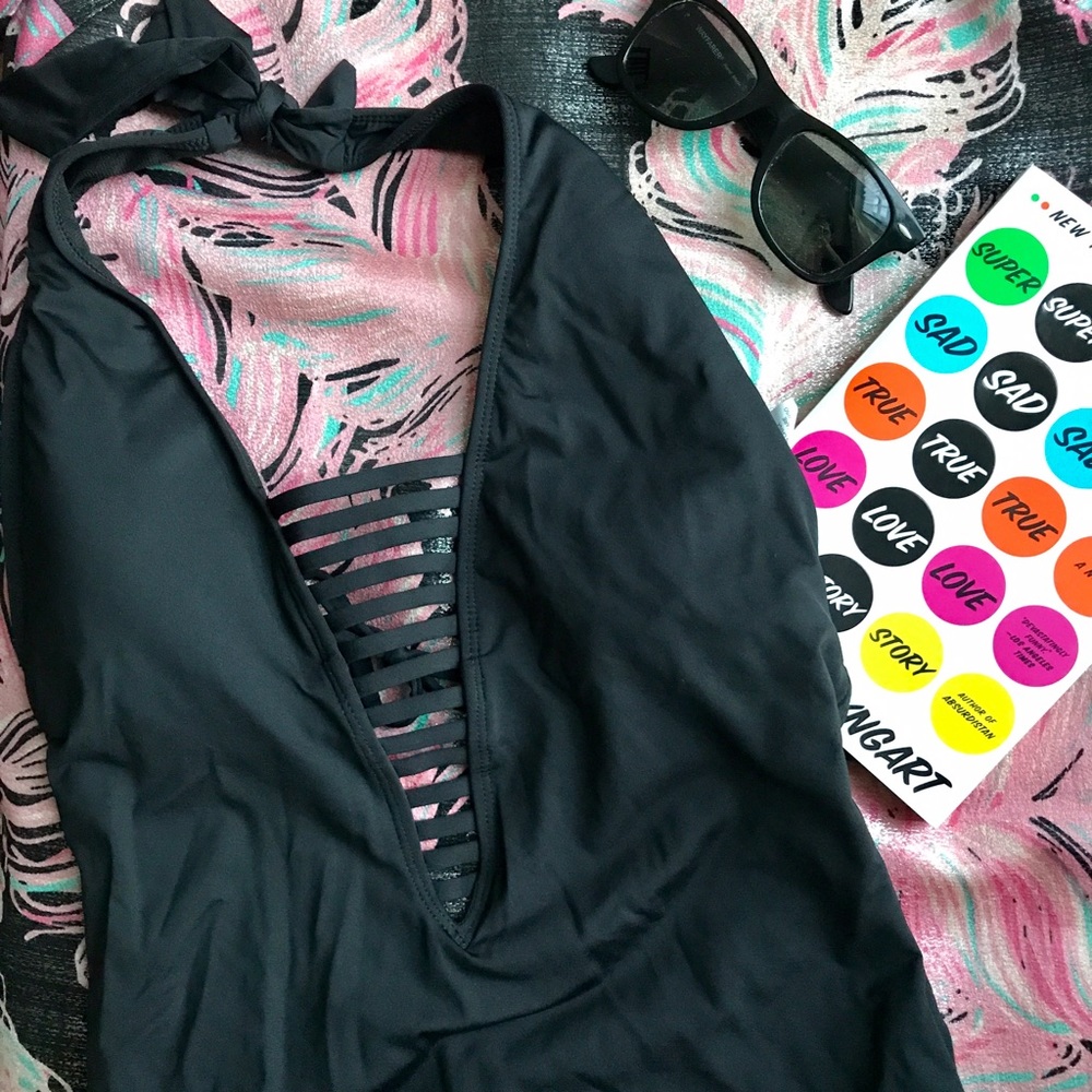 💔- NWT Kenneth Cole sexy one piece bathing suit