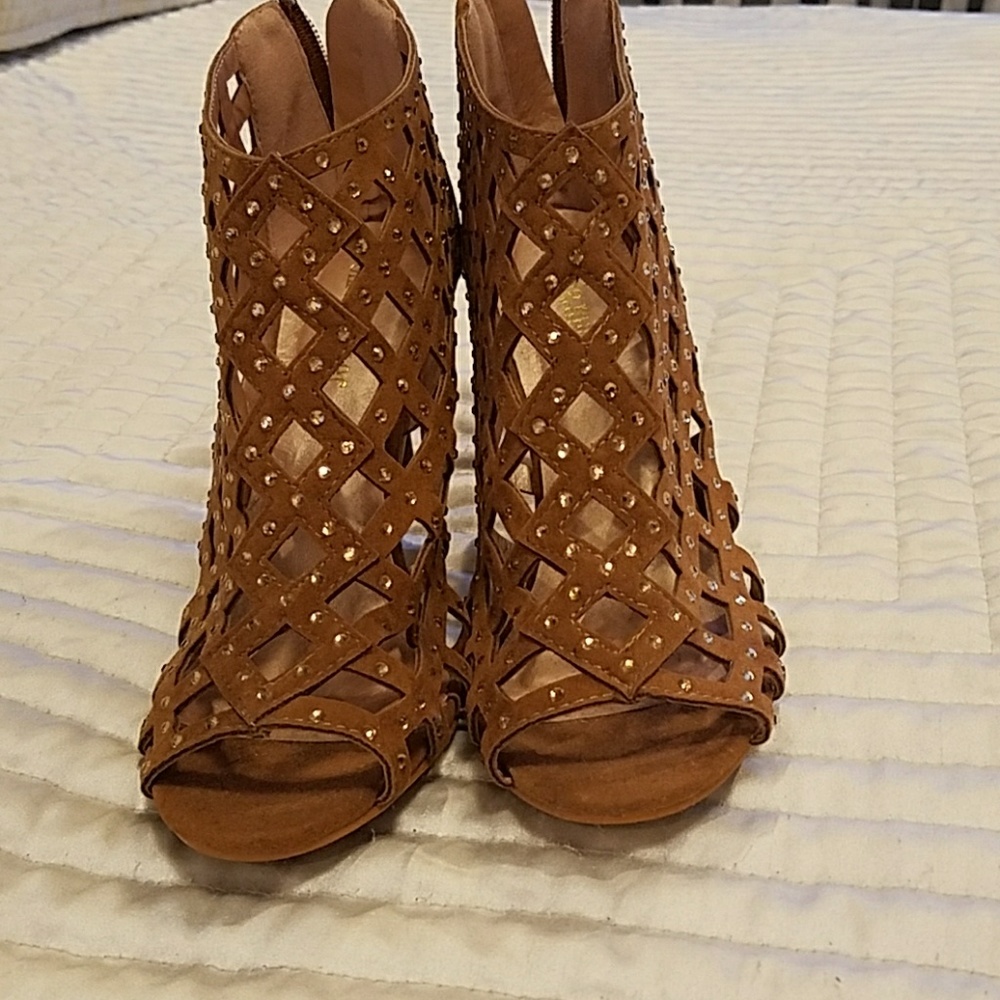 Gorgeous Brown Heels with gold accent.