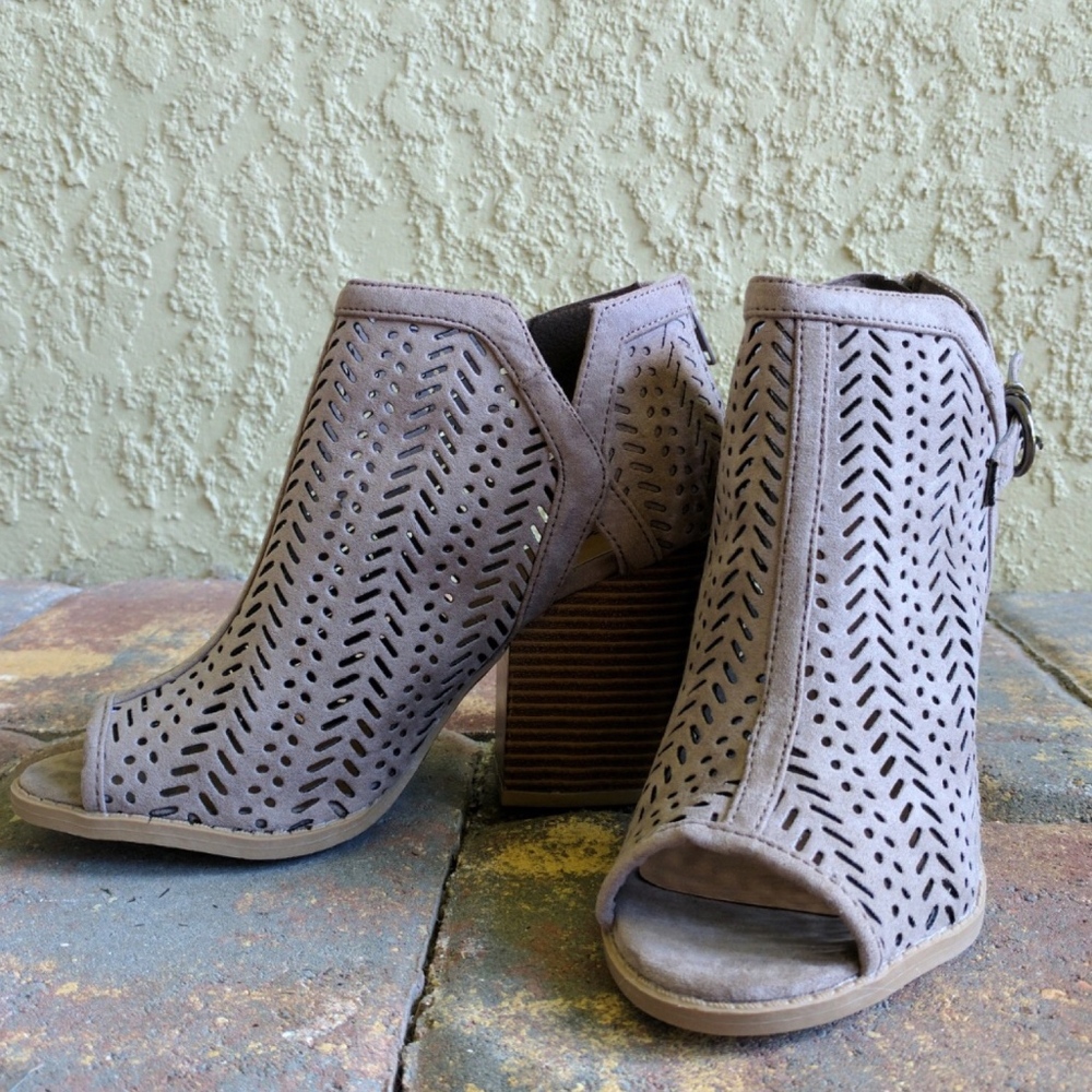 Last❣️Taupe Laser Cutout Peep Toe Ankle Booties - Picture 6 of 6