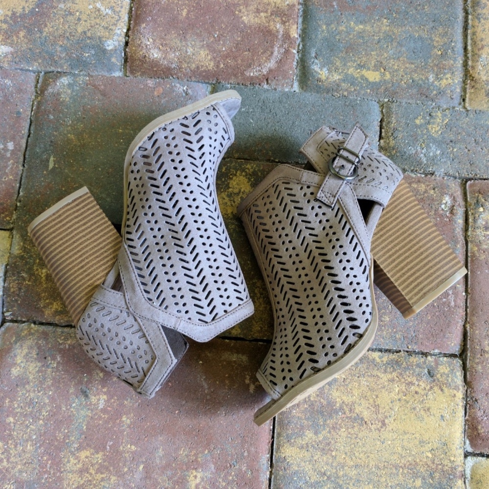 Last❣️Taupe Laser Cutout Peep Toe Ankle Booties - Picture 4 of 6