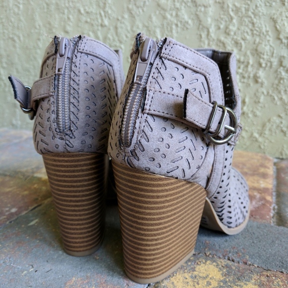 Last❣️Taupe Laser Cutout Peep Toe Ankle Booties - Picture 5 of 6