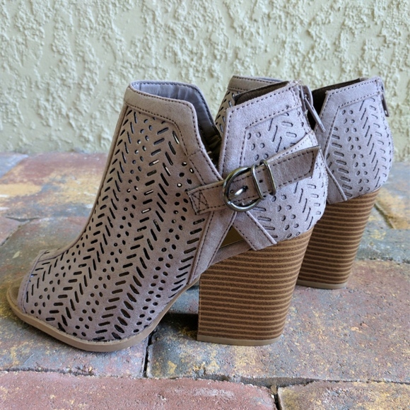 Last❣️Taupe Laser Cutout Peep Toe Ankle Booties - Picture 2 of 6