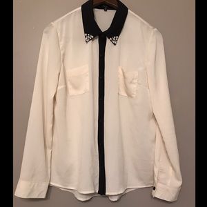 black & white button up with pearl collar • size M
