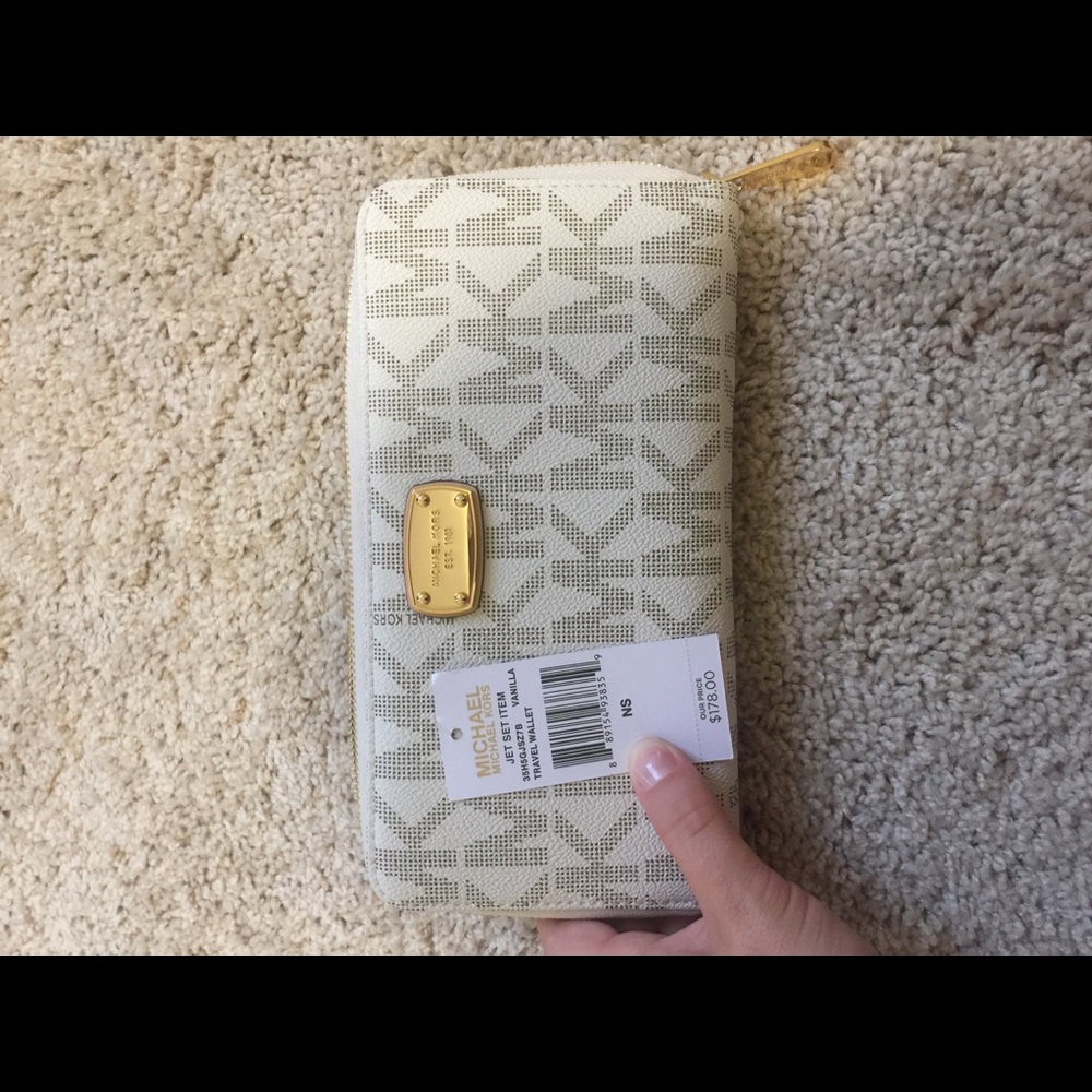 MICHAEL KORS OVERSIZED WALLET