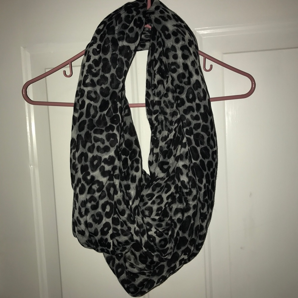 💟 Cheetah Scarf
