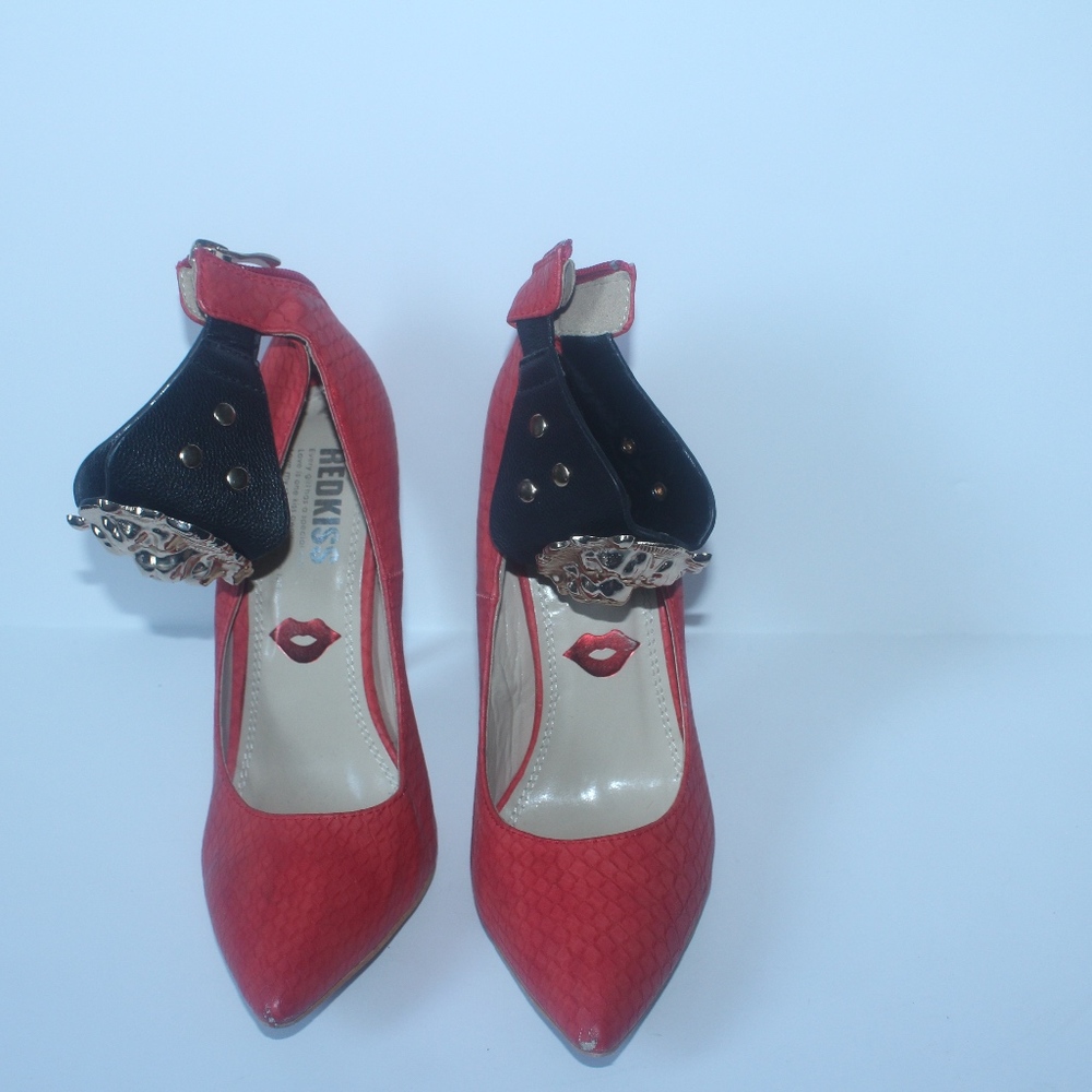 Red Kiss Black Ankle Strap Lion Head Pump