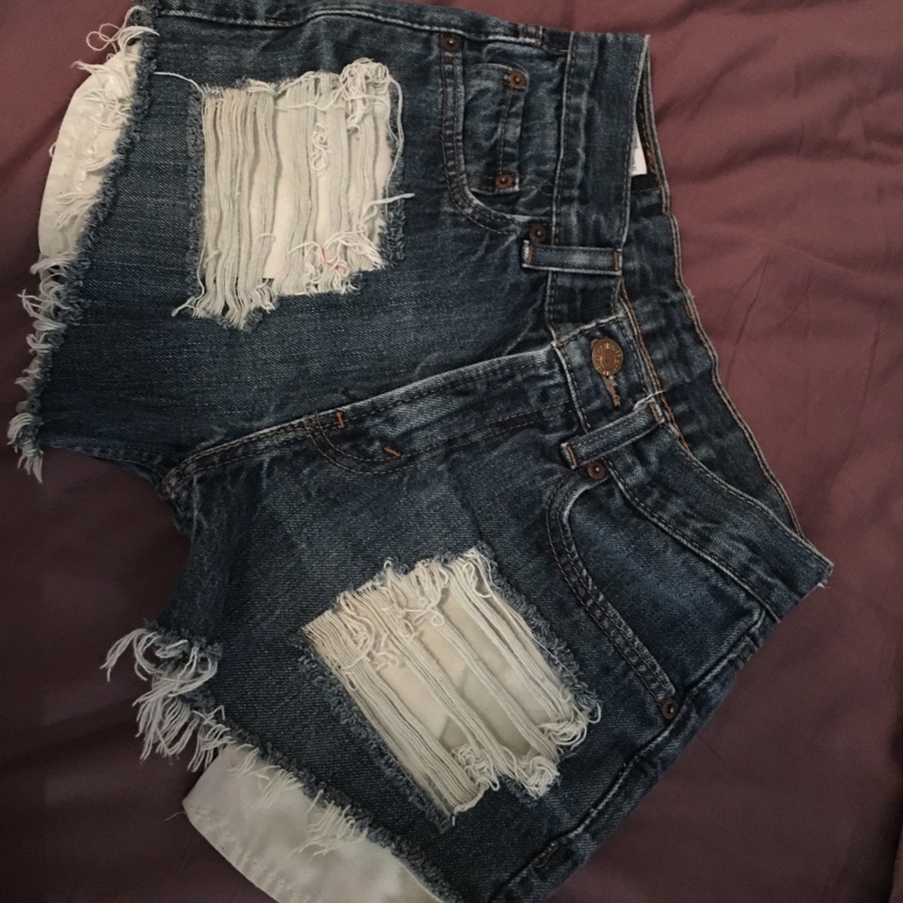 *Reposhing* Levi distressed high waisted shorts🛍