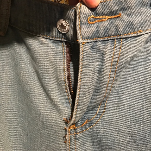 High waist distressed jeans size is like a 6 or 8 - Picture 3 of 4