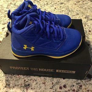 Youth Curry basketball shoes.