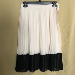 B/W CLASSIC PLEATED SKIRT