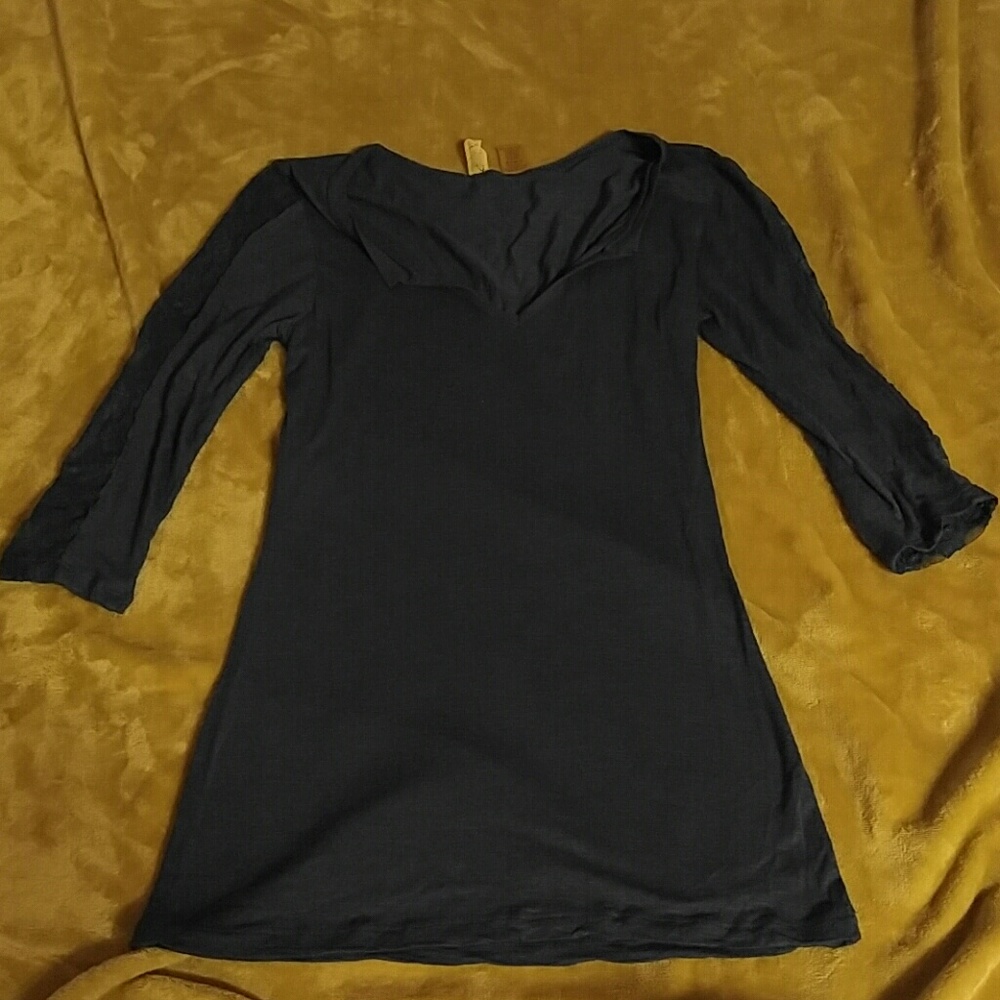 Quarter length sleeve v neck shirt